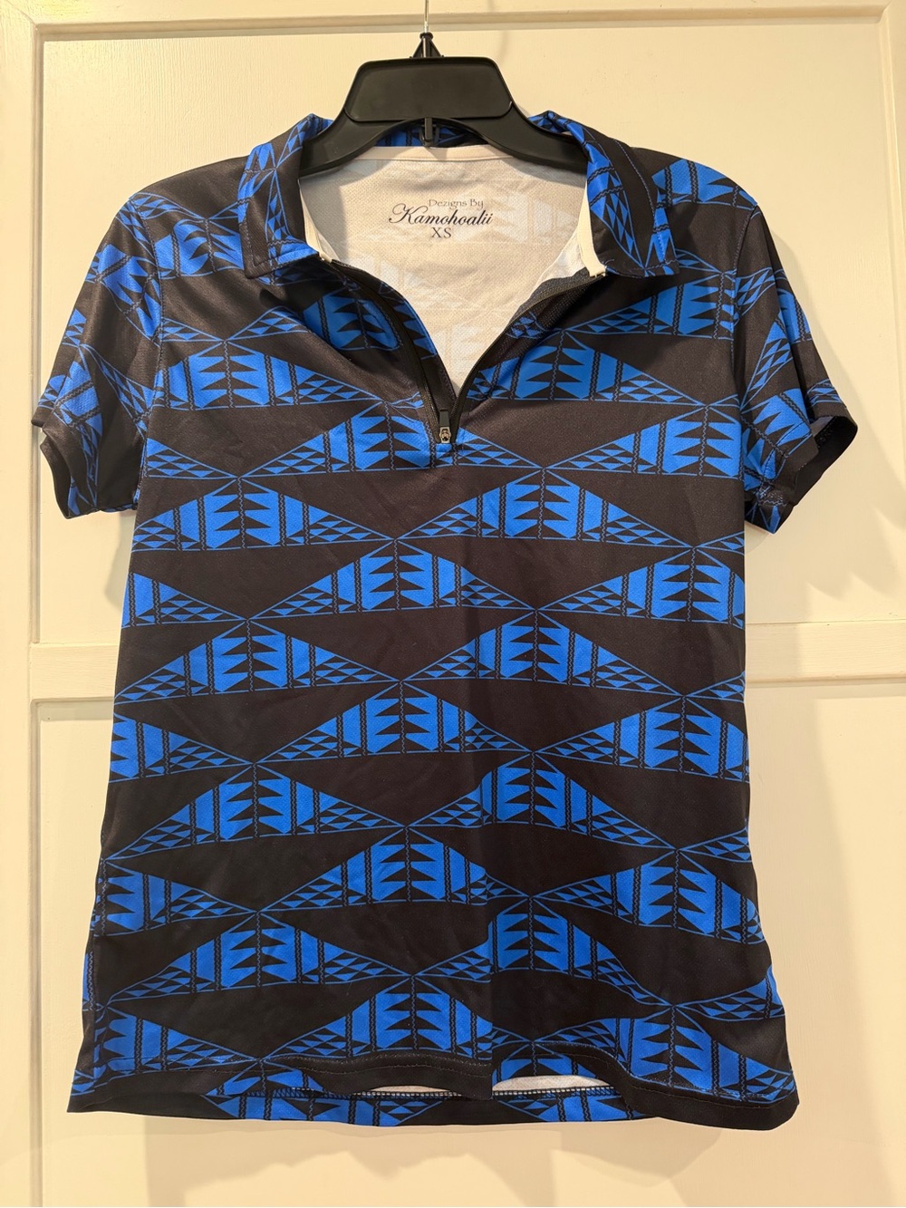 NWOT Dezigns by Kamohoalii Women's Black & Blue Tribal Print Polo Top XS